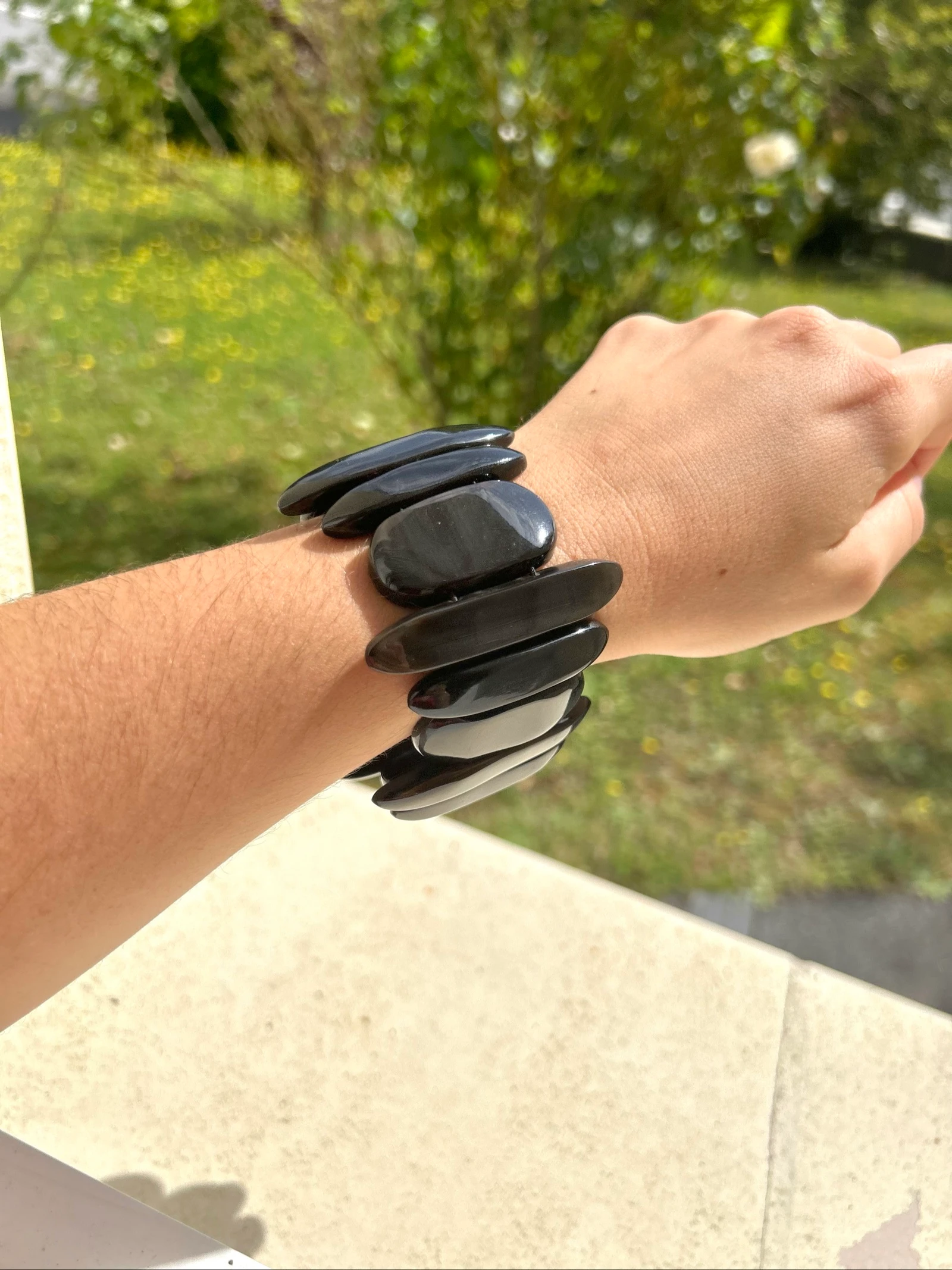 Bracelet de pierres plastiques asymétriques style silex noir
